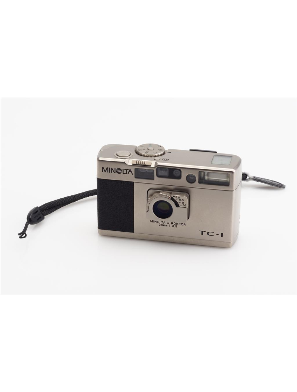 白色背景中的 Minolta TC-1 钛合金便携相机